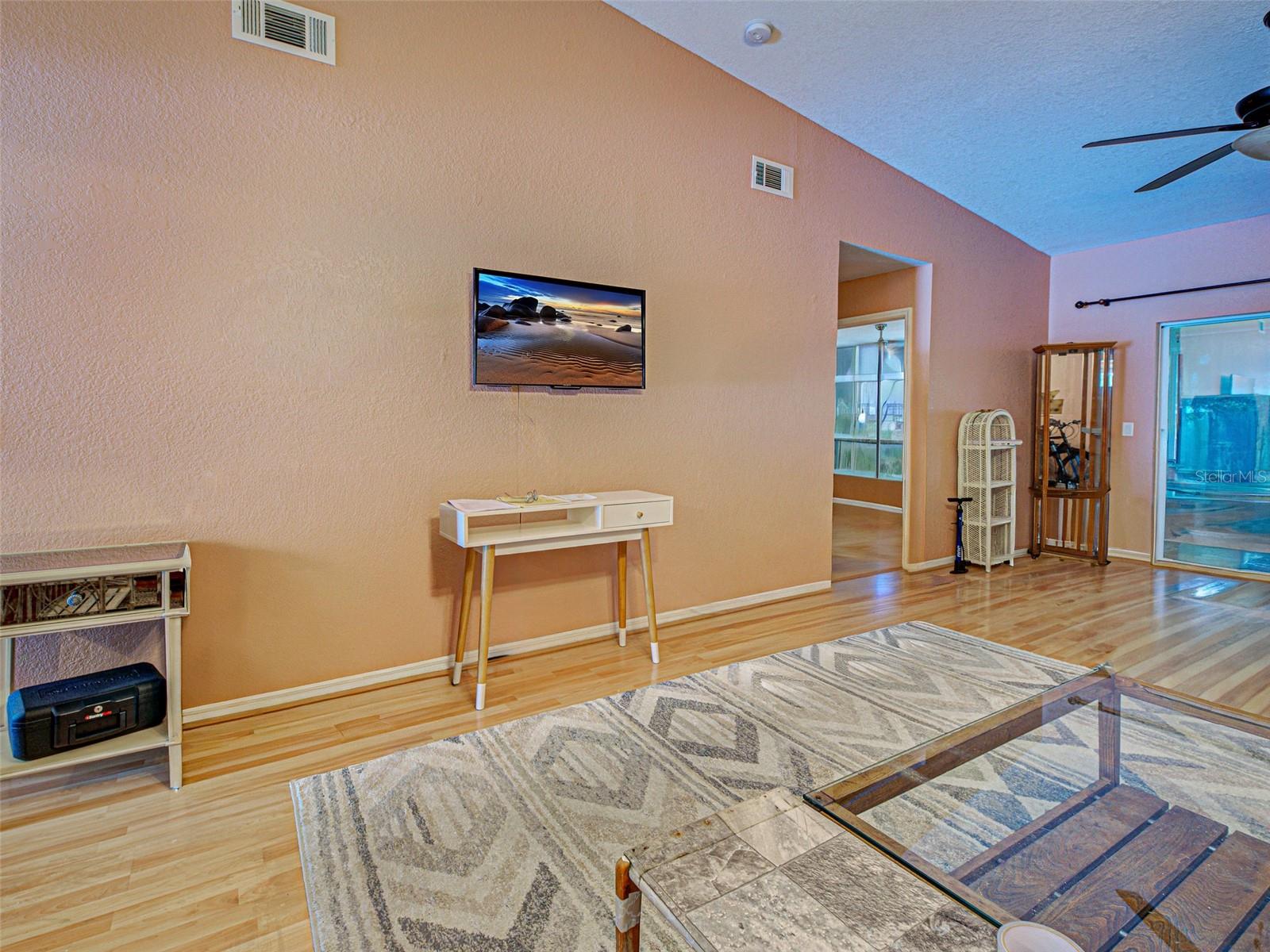 Image 14 of 37 For 5725 Greenwood Avenue 9201