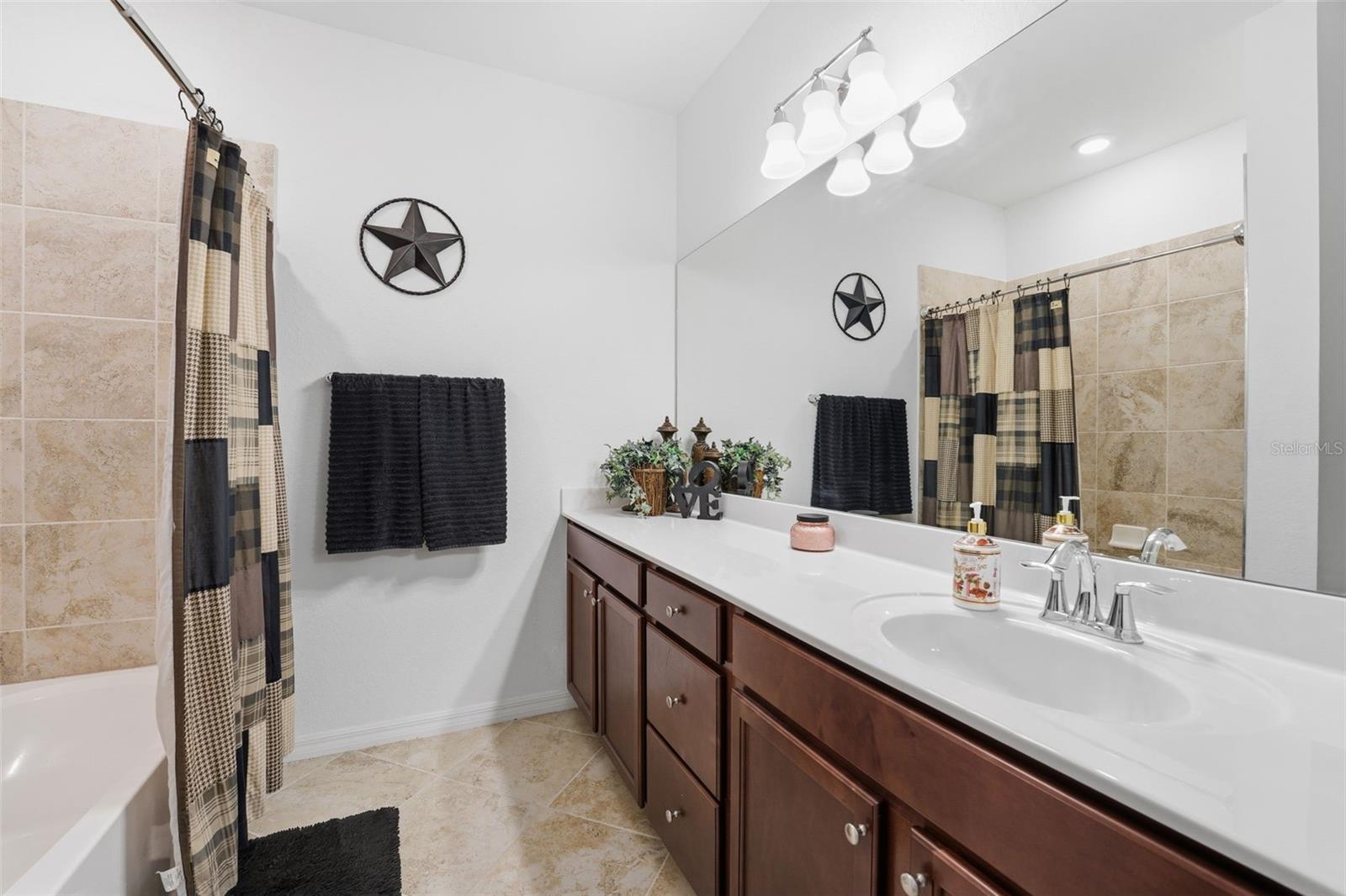 Image 27 of 89 For 20392 Lagente Circle