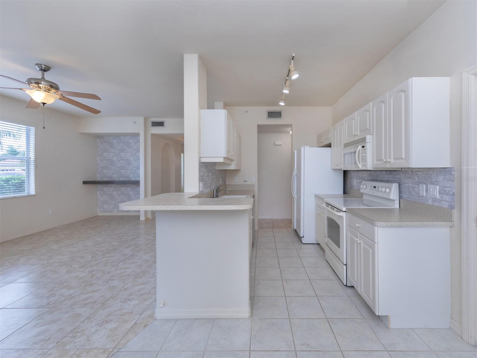 Image 18 of 76 For 4437 Corso Venetia Boulevard B17