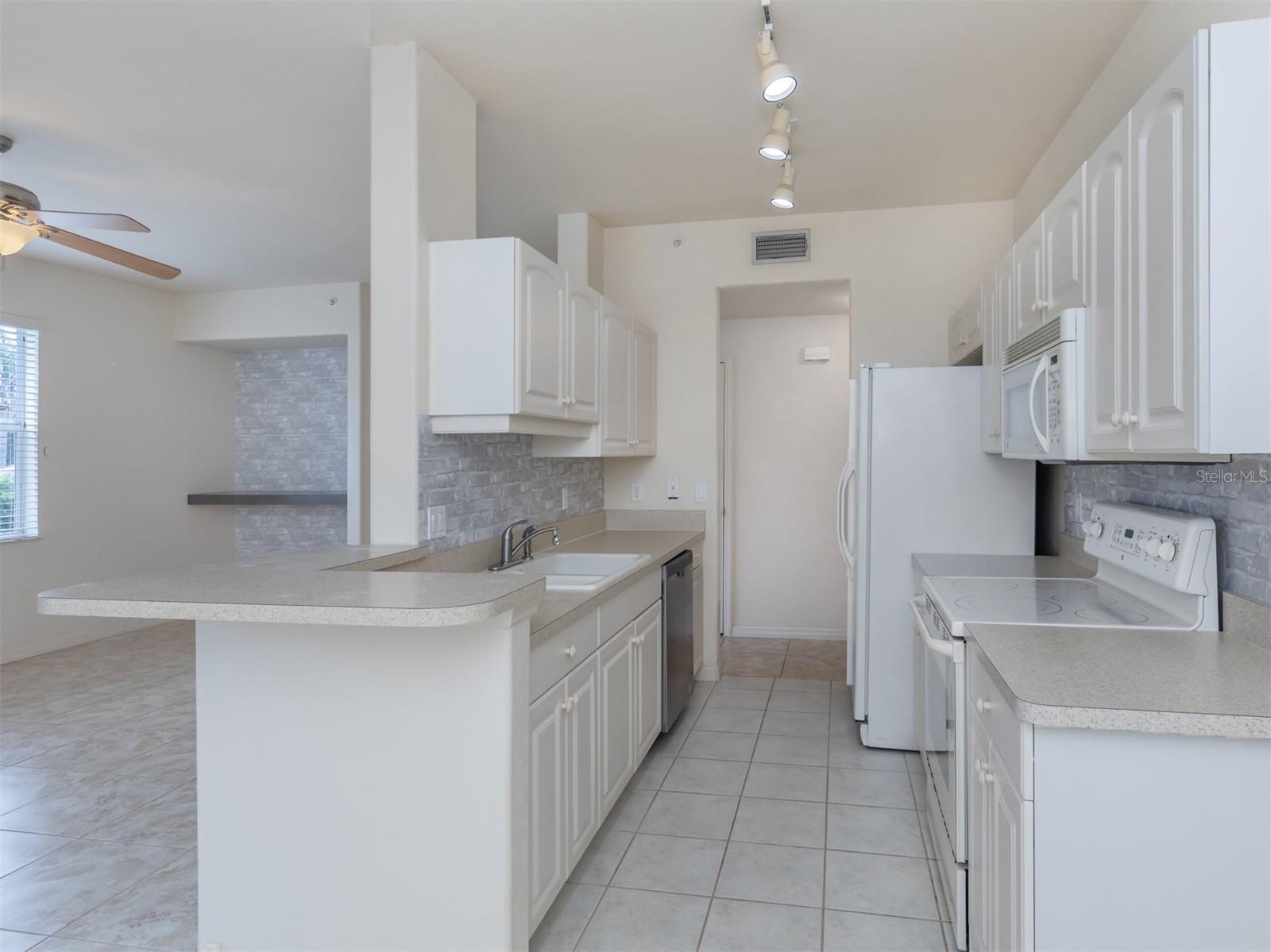 Image 19 of 76 For 4437 Corso Venetia Boulevard B17