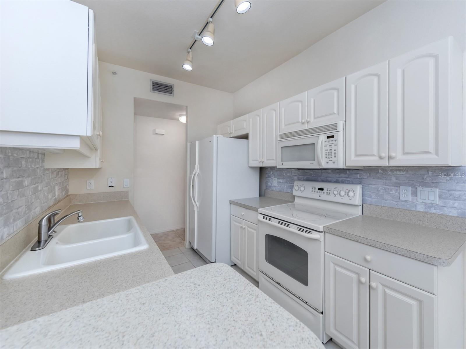 Image 20 of 76 For 4437 Corso Venetia Boulevard B17