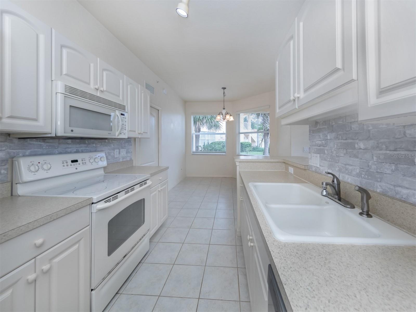 Image 22 of 76 For 4437 Corso Venetia Boulevard B17