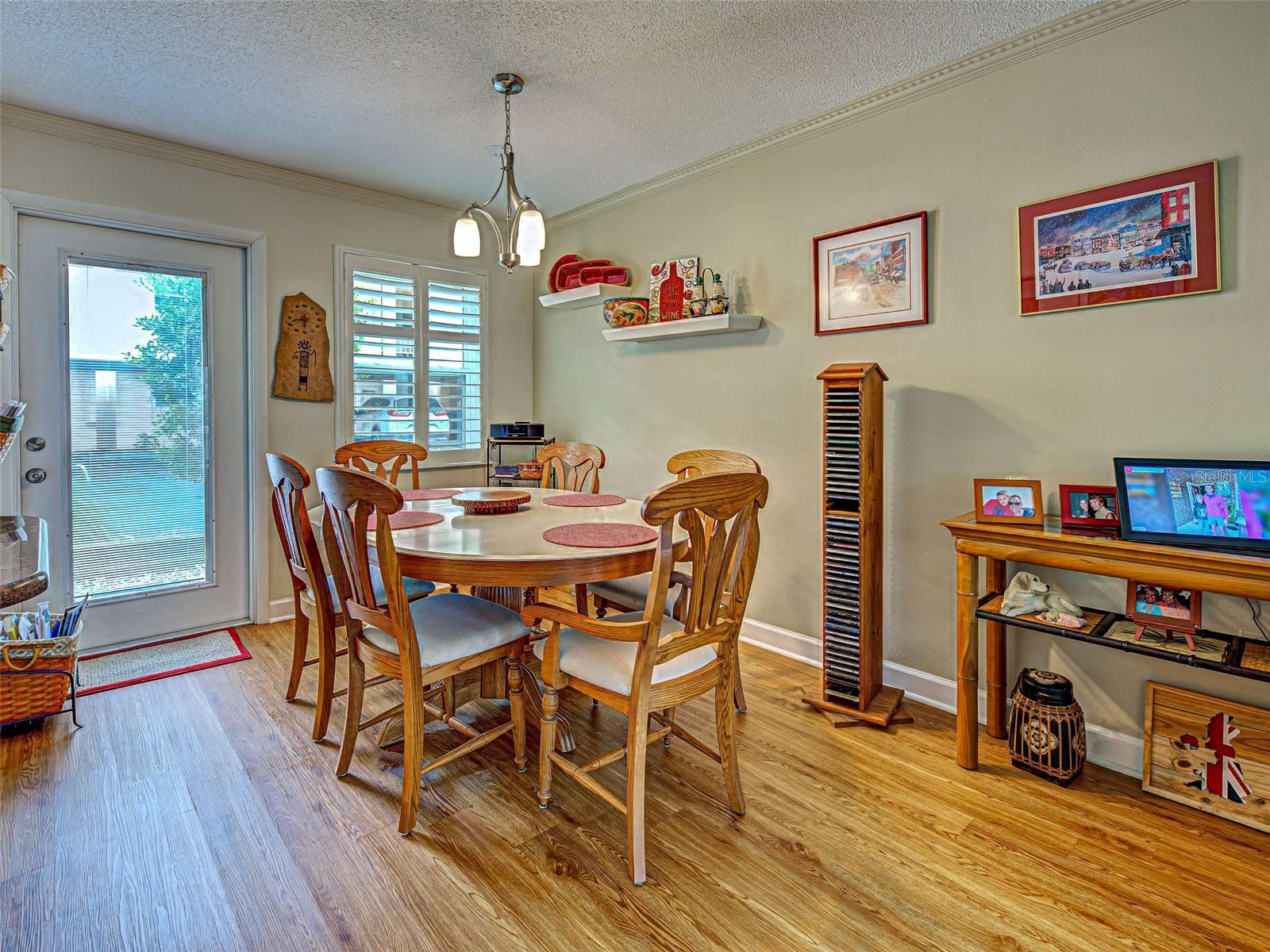 Image 10 of 42 For 521 Venice Avenue 21