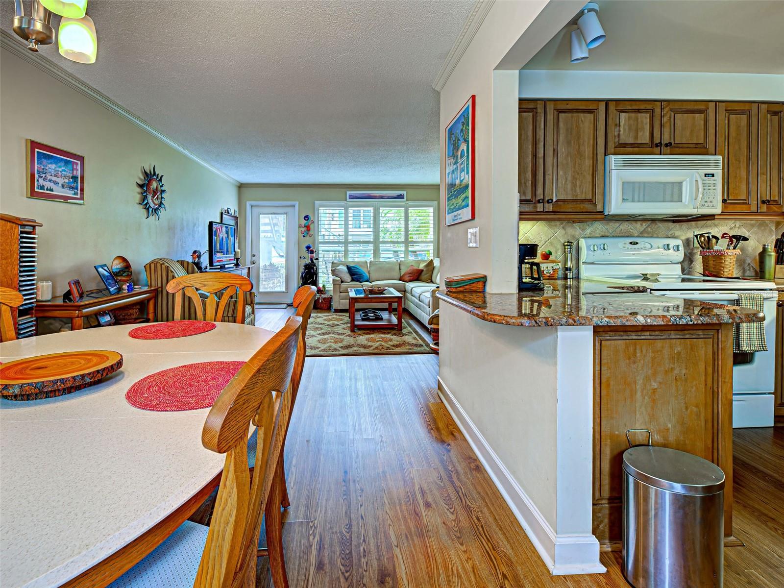 Image 13 of 42 For 521 Venice Avenue 21