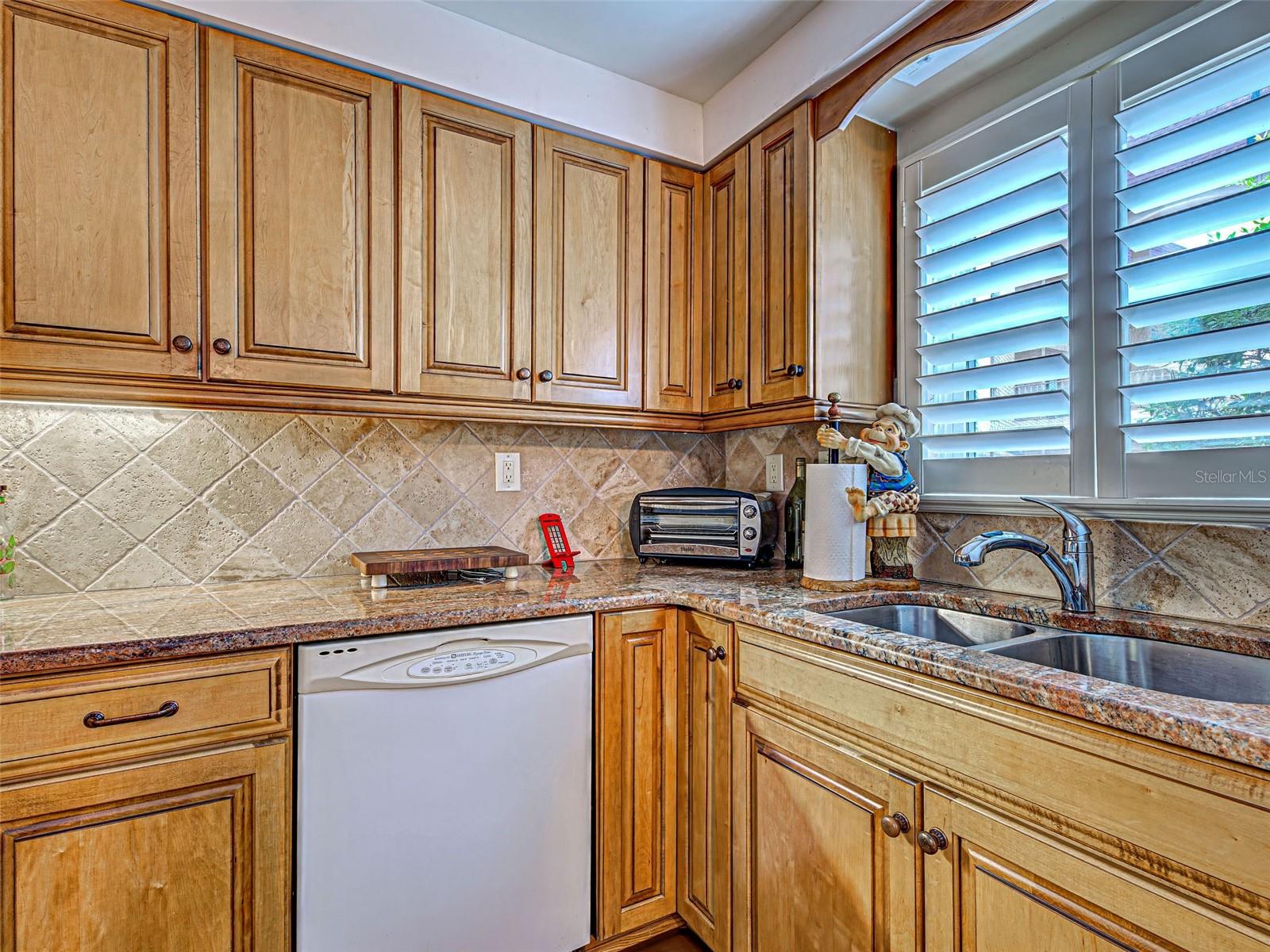 Image 15 of 42 For 521 Venice Avenue 21