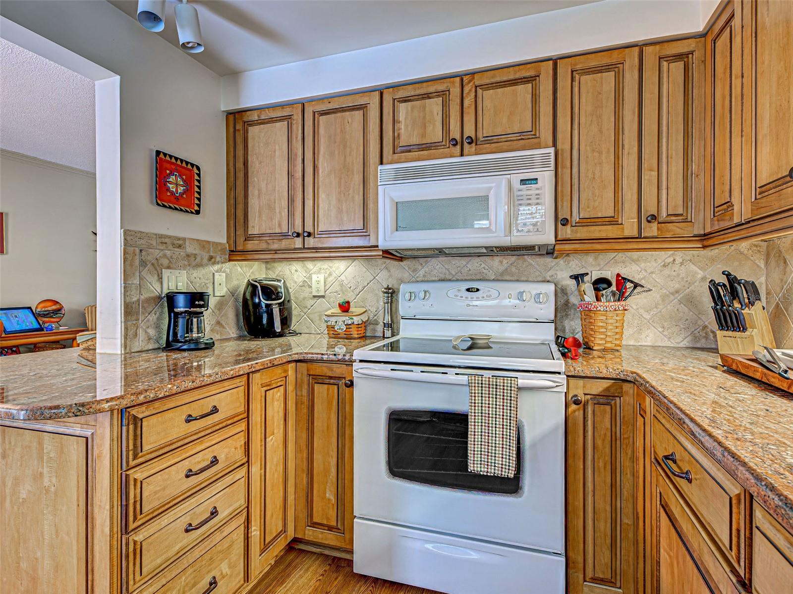 Image 16 of 42 For 521 Venice Avenue 21