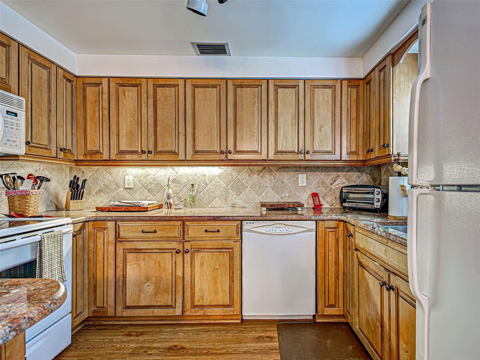 Image 17 of 42 For 521 Venice Avenue 21