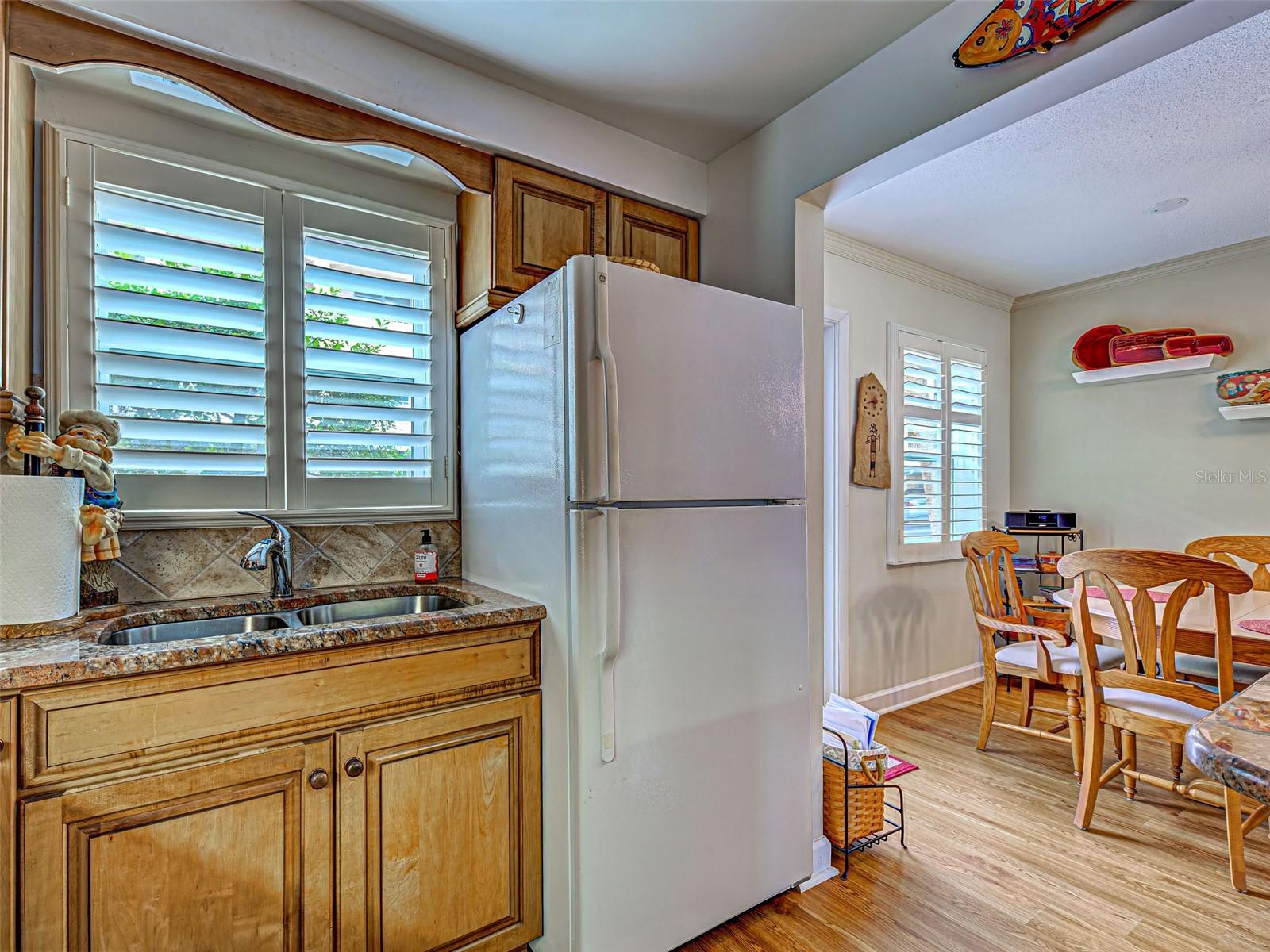 Image 18 of 42 For 521 Venice Avenue 21