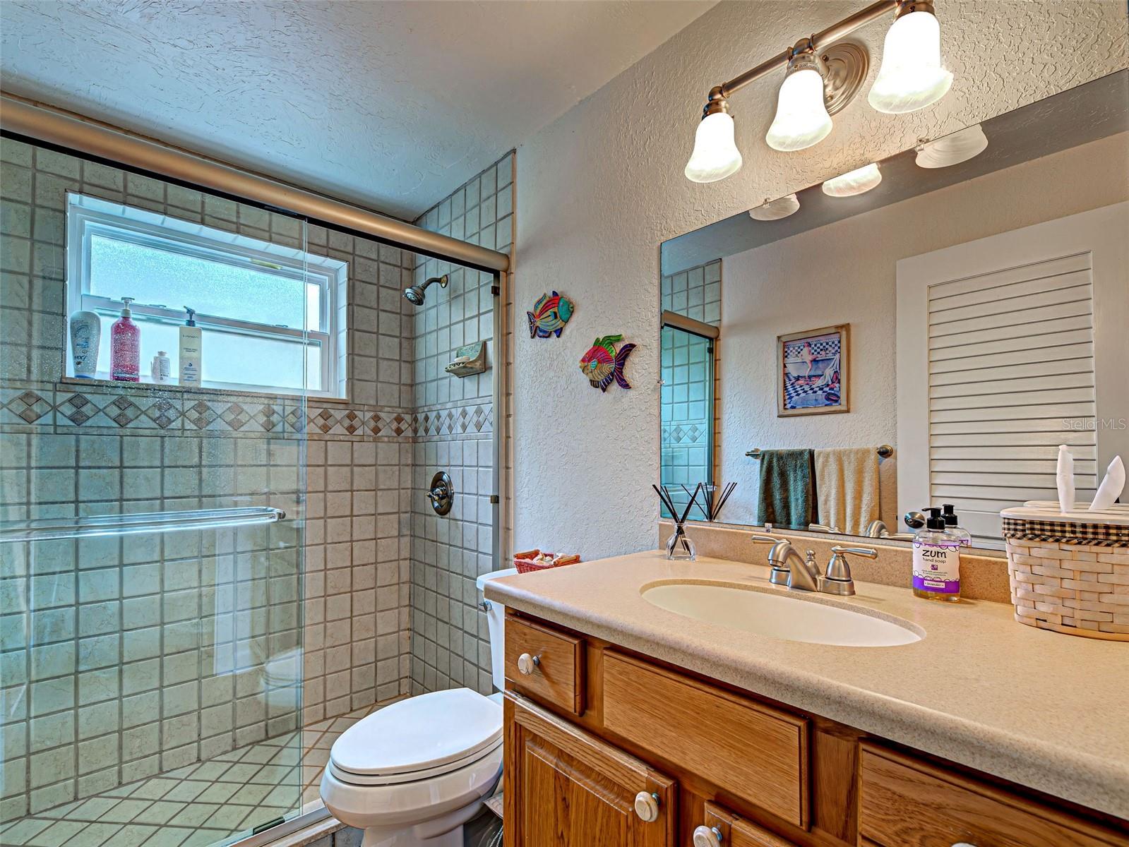Image 20 of 42 For 521 Venice Avenue 21
