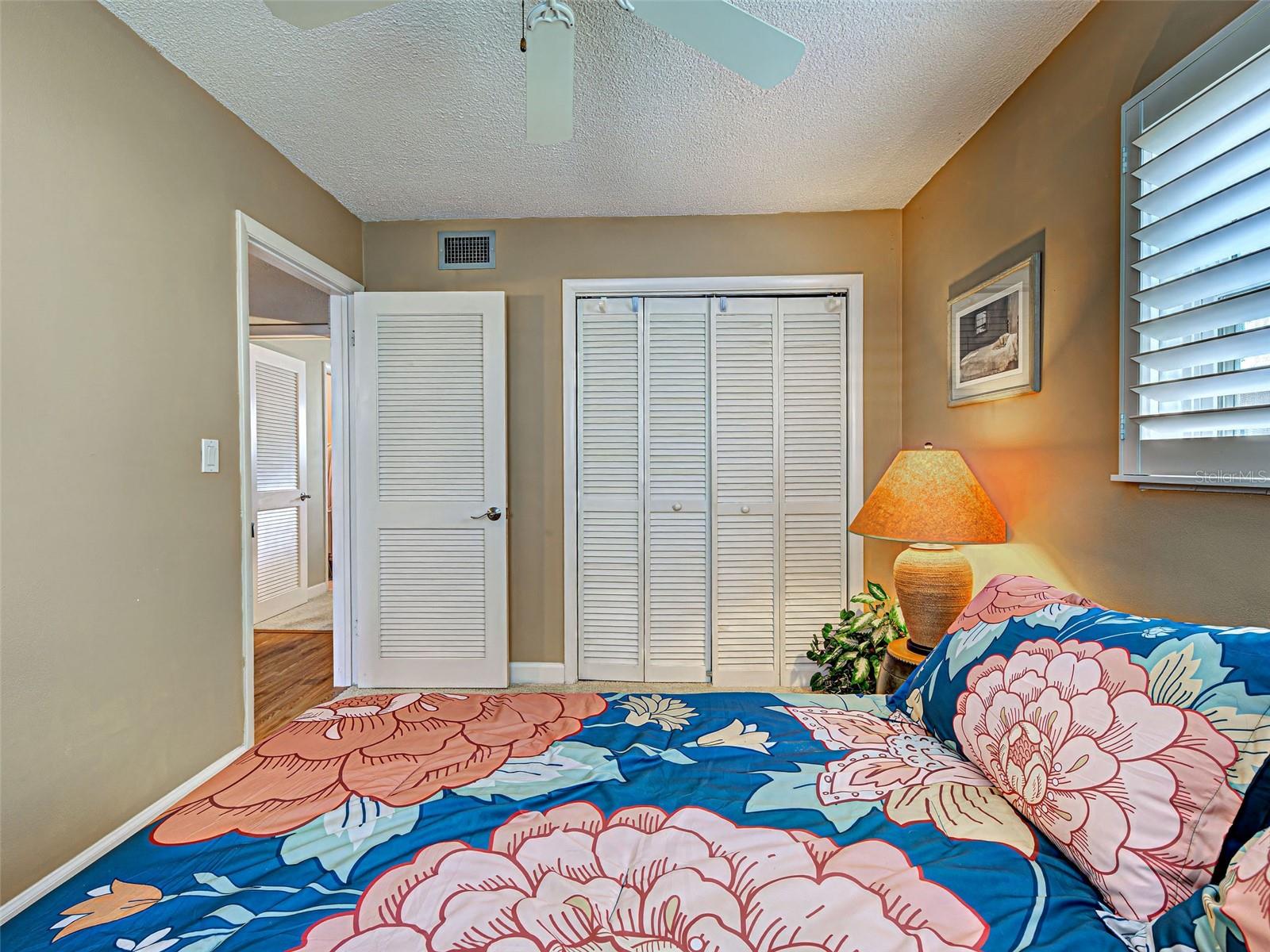 Image 23 of 42 For 521 Venice Avenue 21