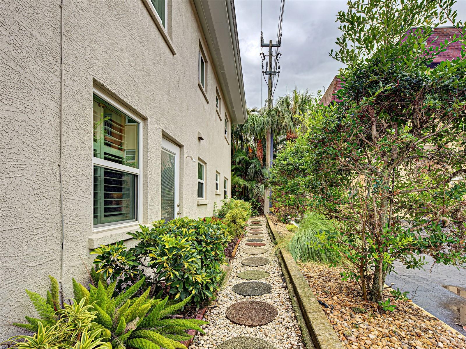 Image 40 of 42 For 521 Venice Avenue 21