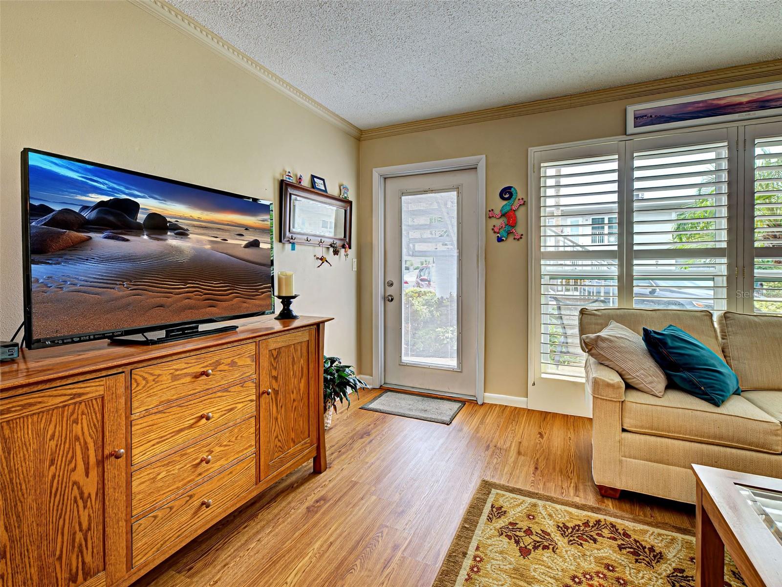 Image 7 of 42 For 521 Venice Avenue 21