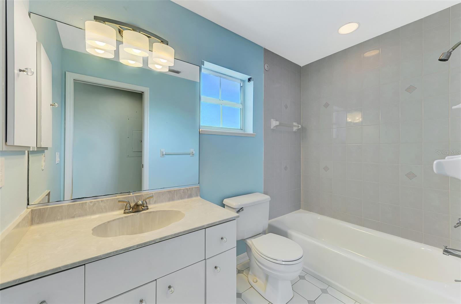 Image 34 of 47 For 1380 Beach Road 4