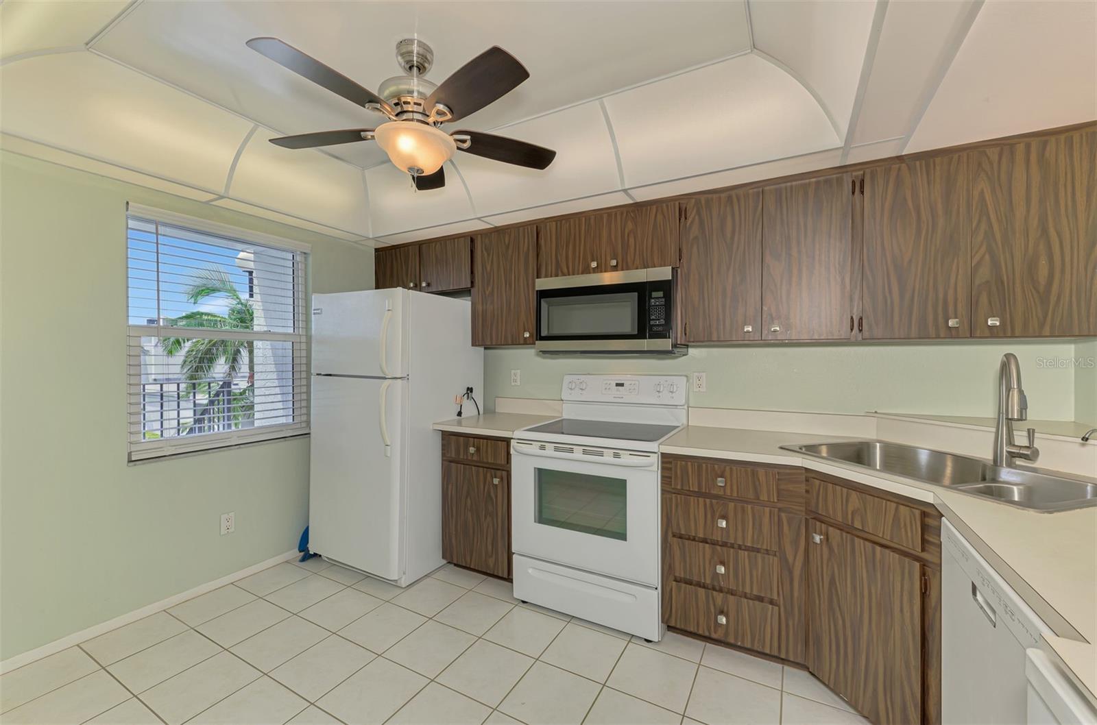 Image 12 of 31 For 725 Capri Isles Boulevard 725