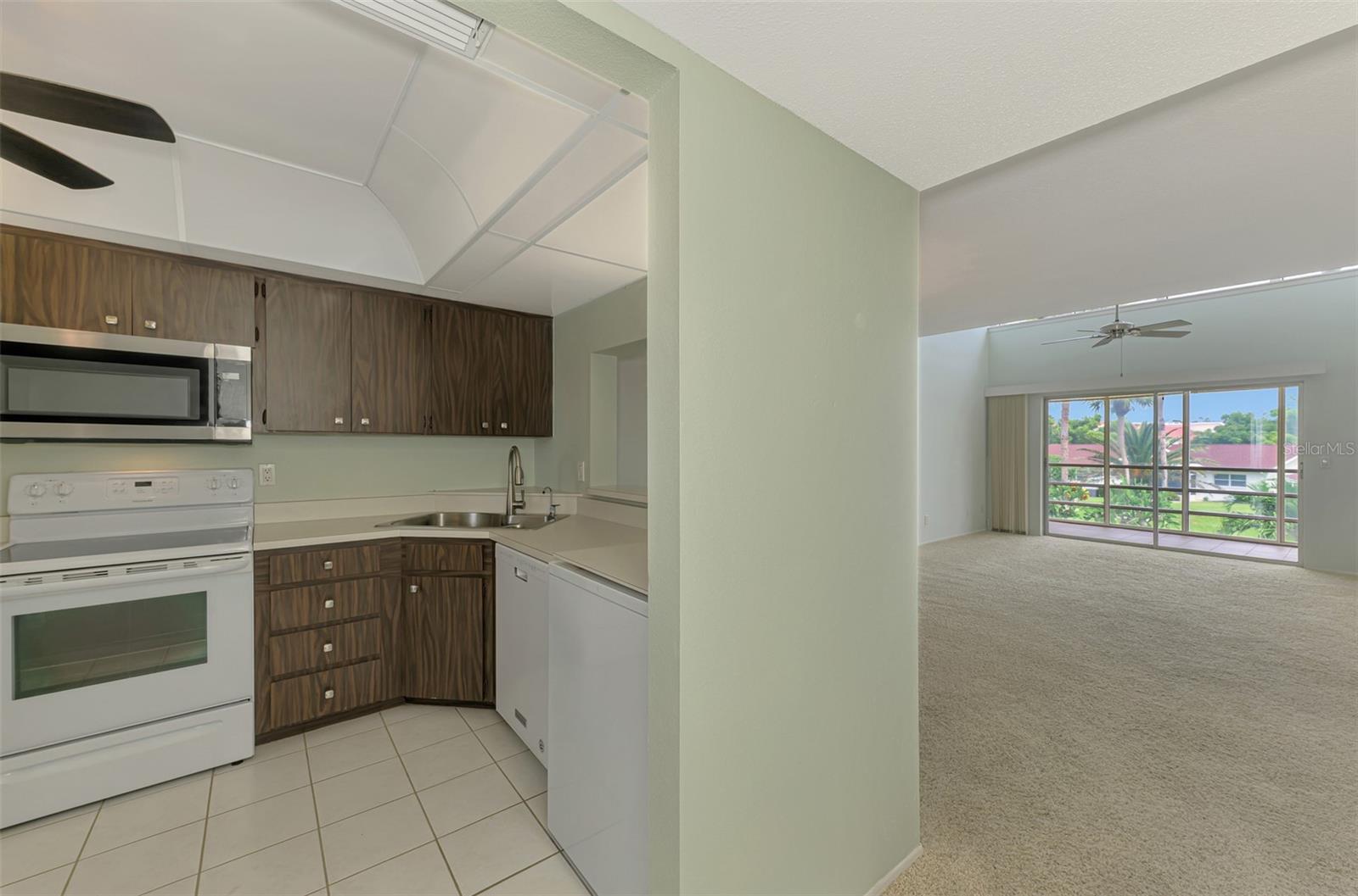 Image 8 of 31 For 725 Capri Isles Boulevard 725