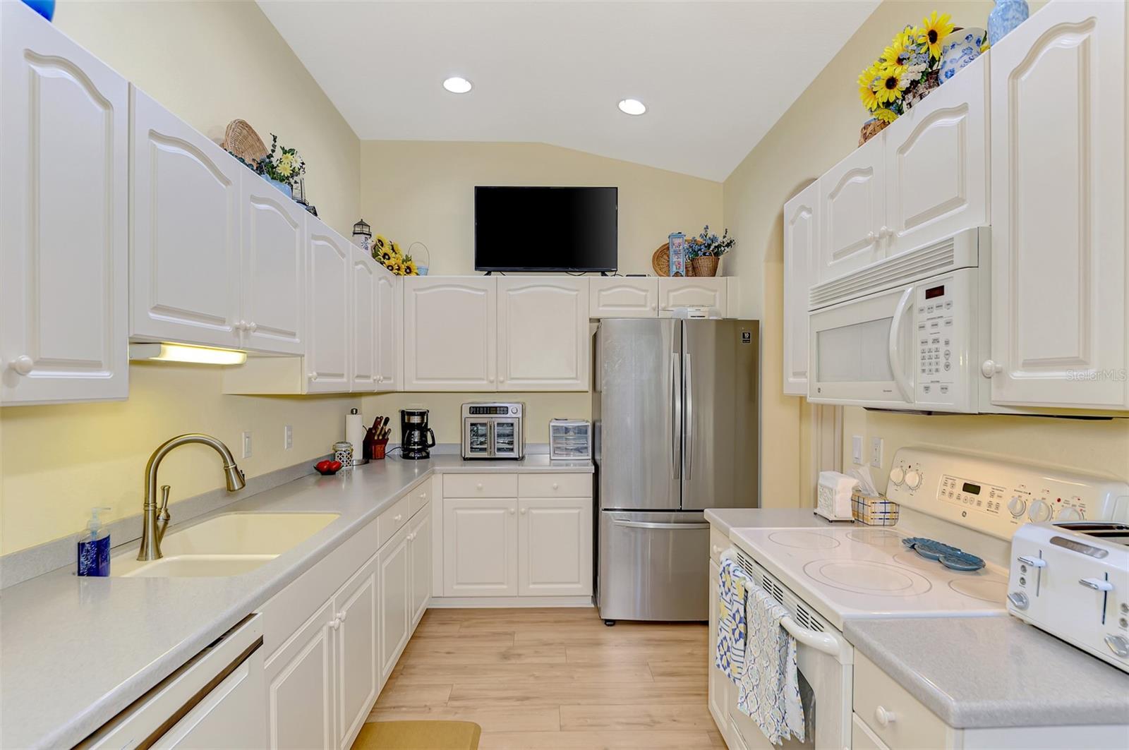 Image 17 of 62 For 1085 Yosemite Drive