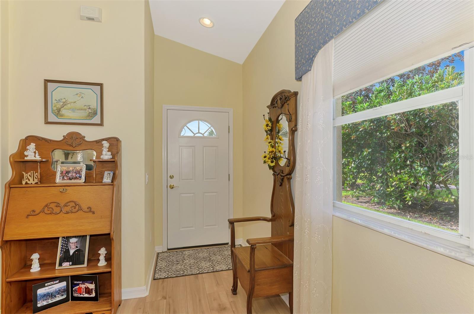 Image 7 of 62 For 1085 Yosemite Drive