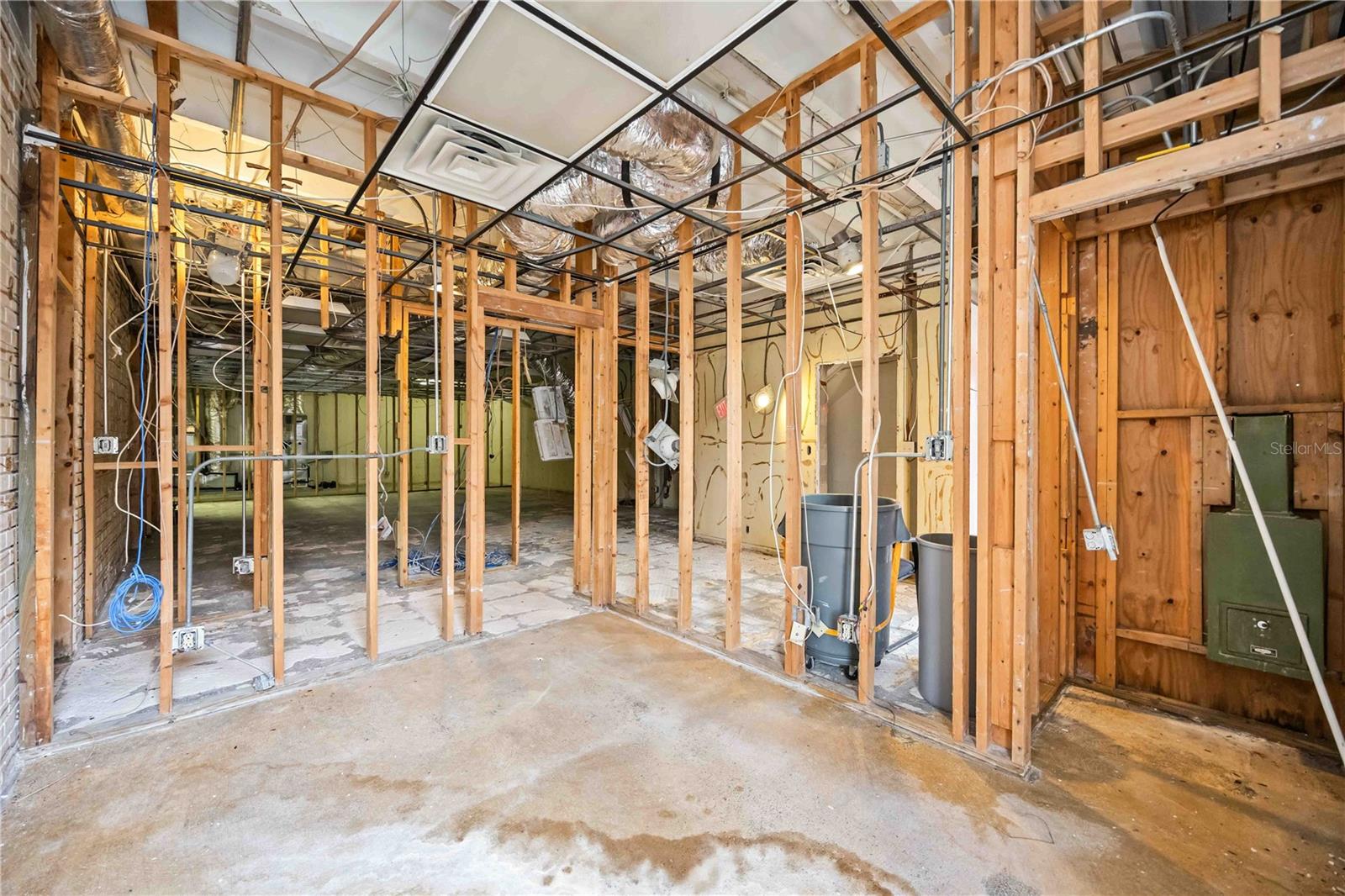 Image 16 of 37 For 214 Miami Avenue E