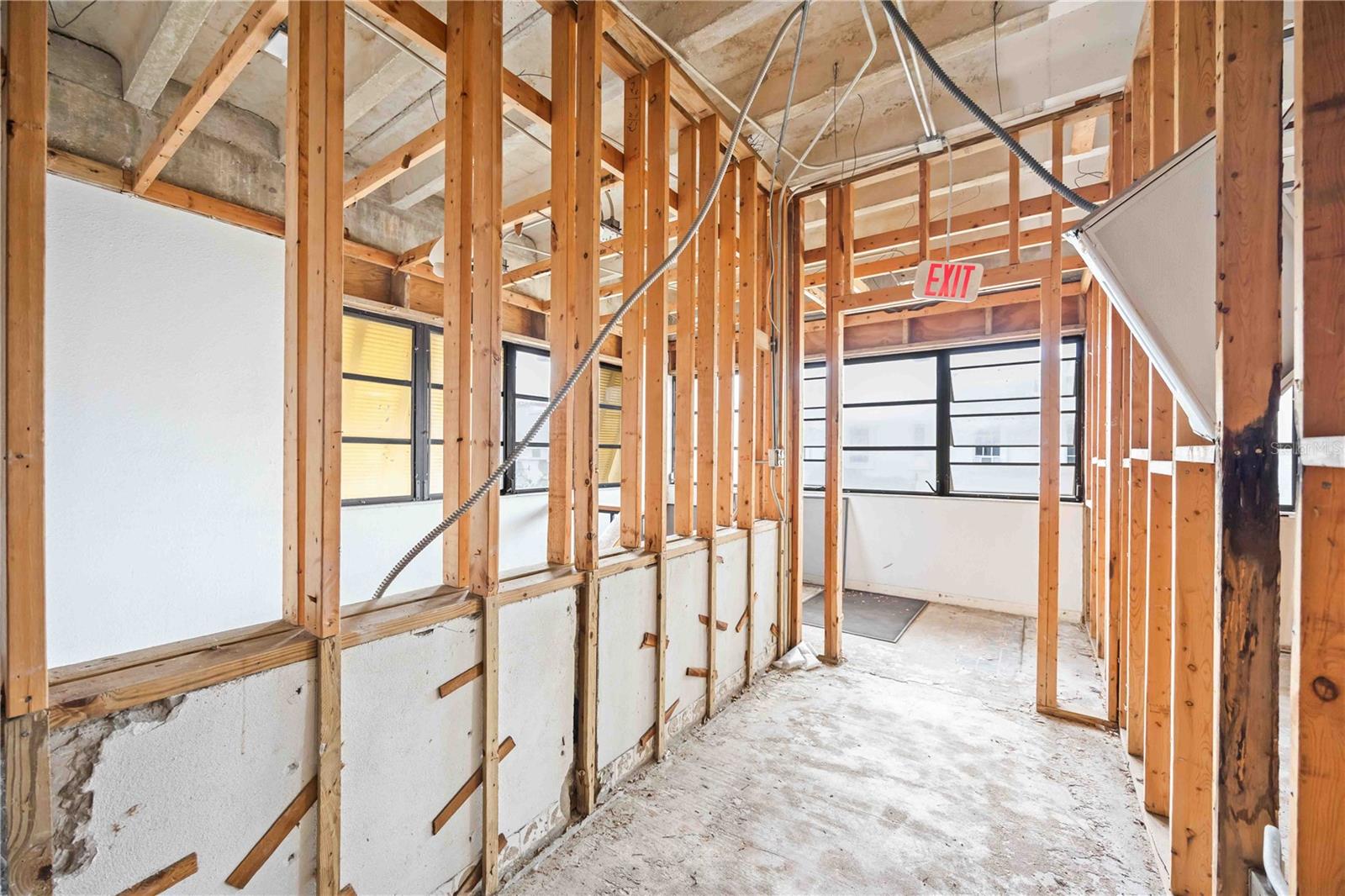 Image 17 of 37 For 214 Miami Avenue E