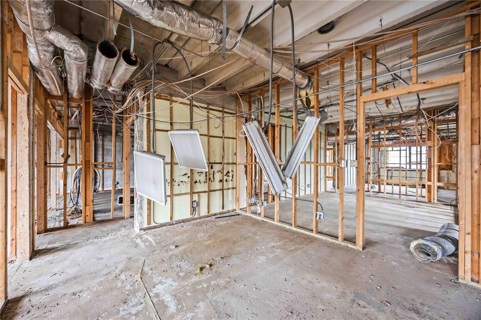Image 18 of 37 For 214 Miami Avenue E