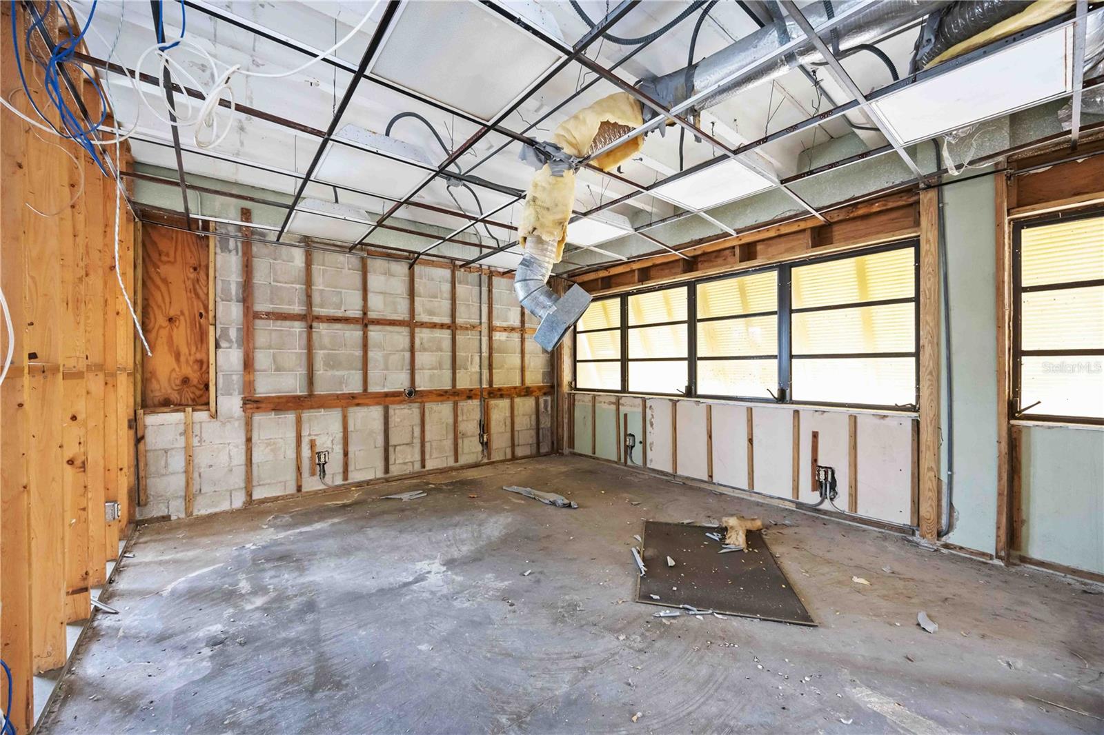 Image 22 of 37 For 214 Miami Avenue E