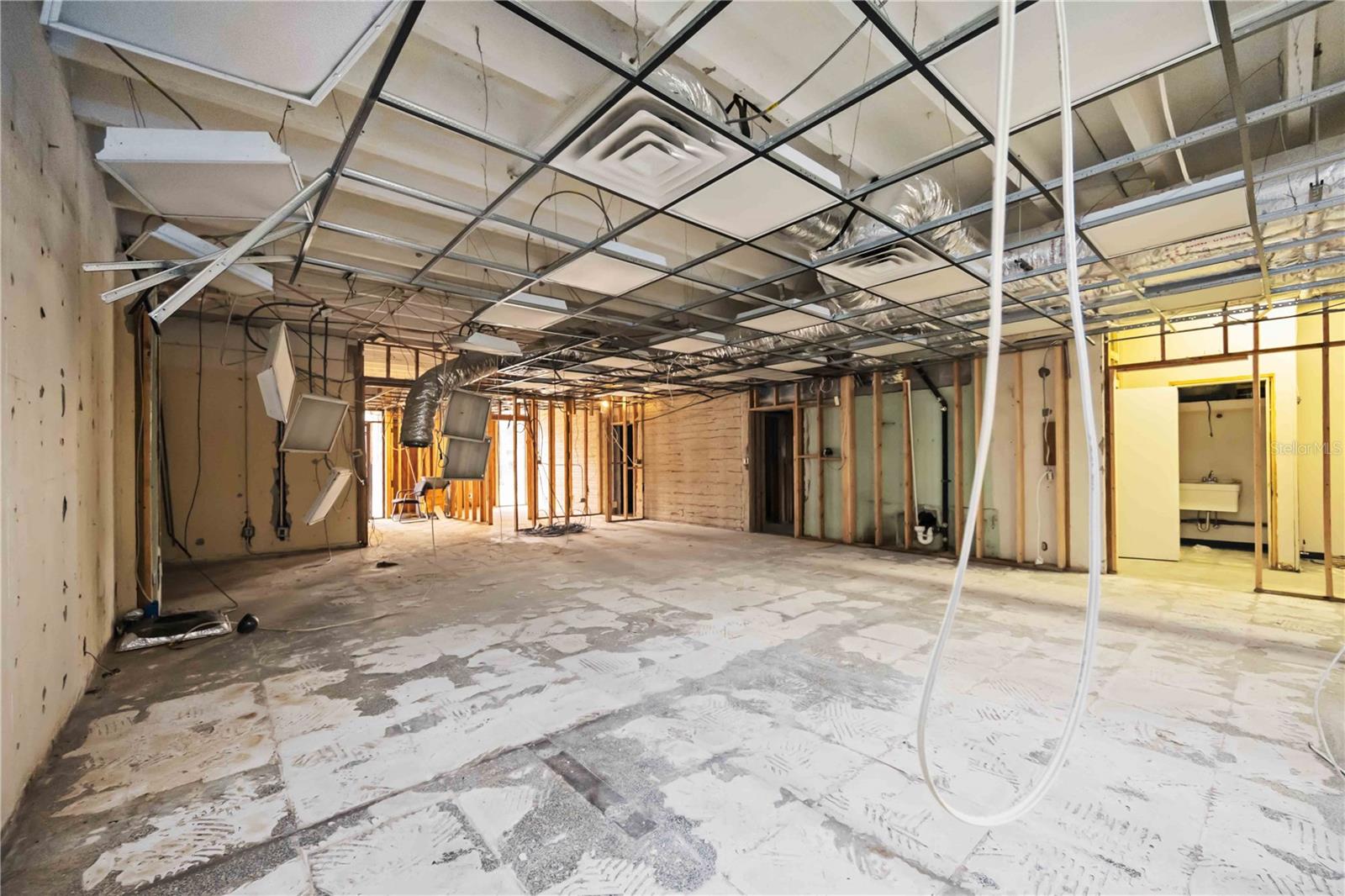 Image 9 of 37 For 214 Miami Avenue E