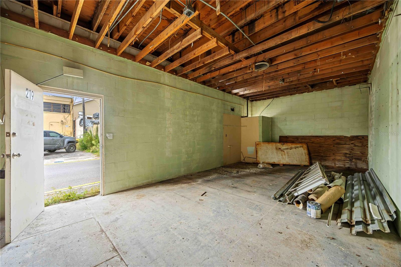 Image 9 of 43 For 219 Venice Avenue