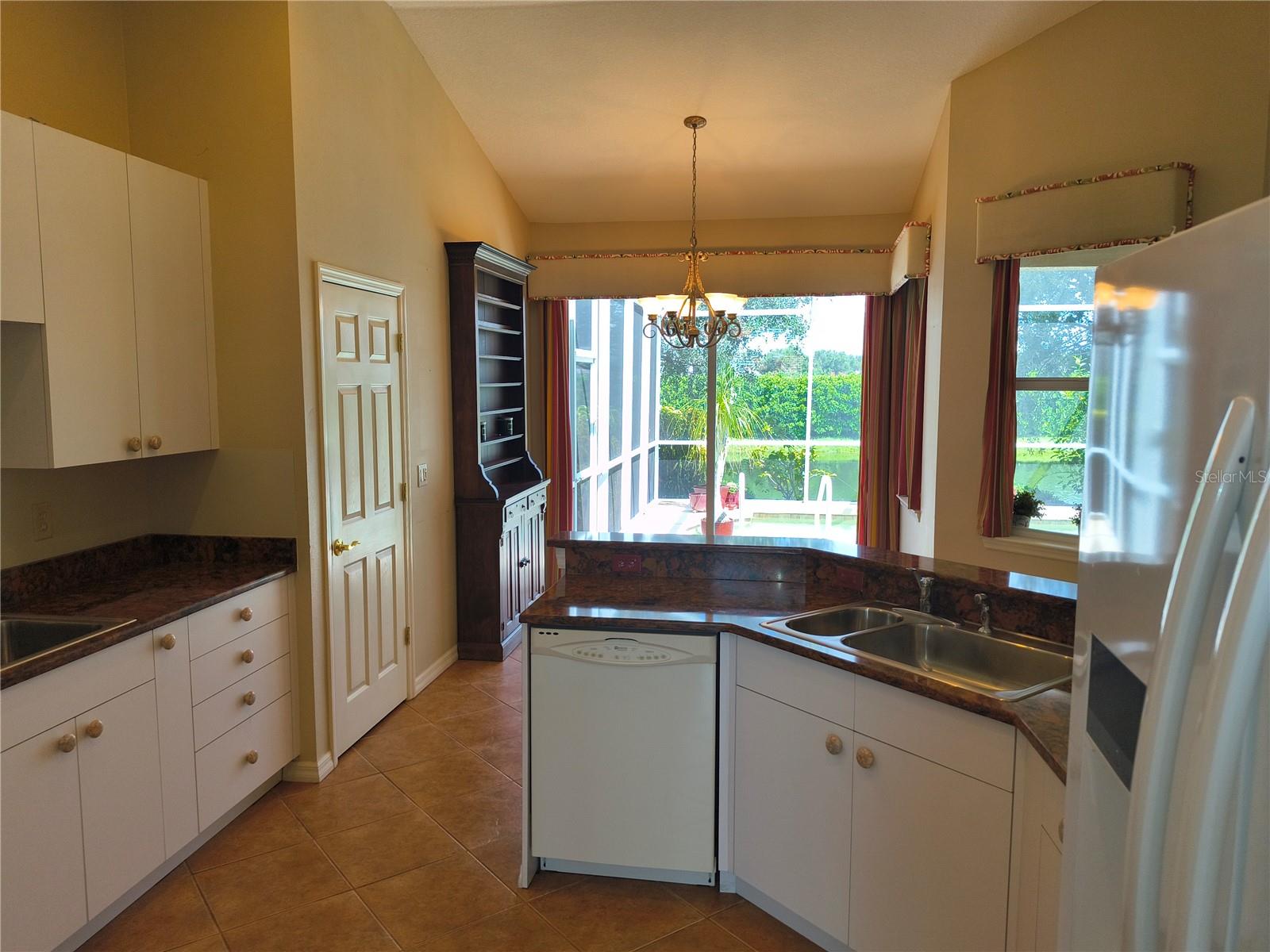 Image 14 of 30 For 214 Lake Victoria Court