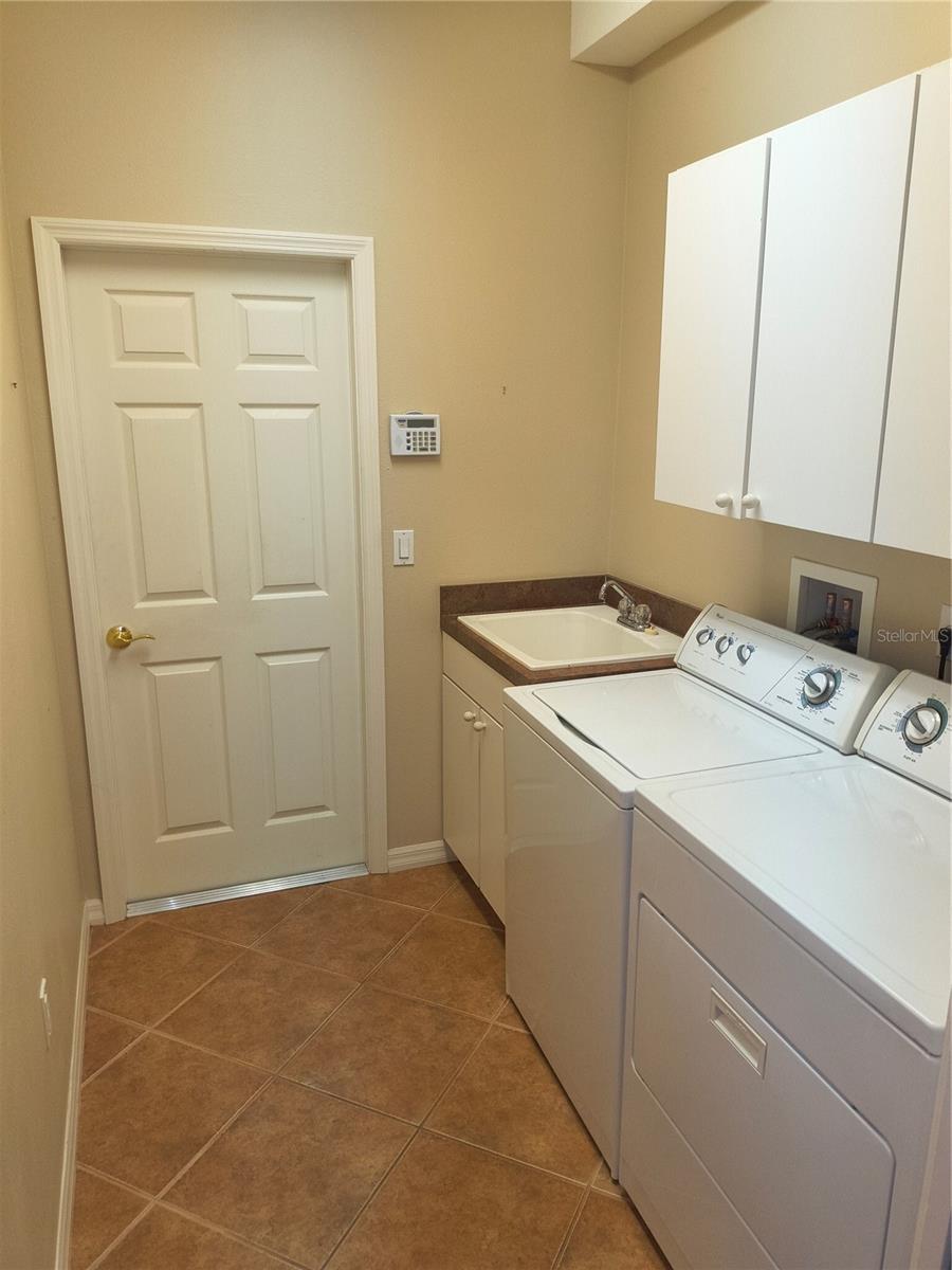 Image 6 of 30 For 214 Lake Victoria Court