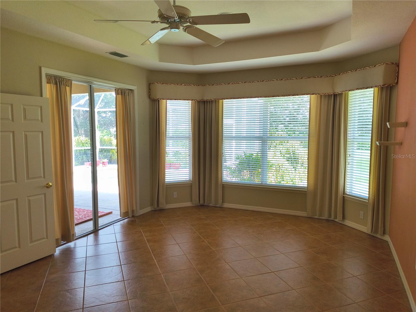 Image 8 of 30 For 214 Lake Victoria Court