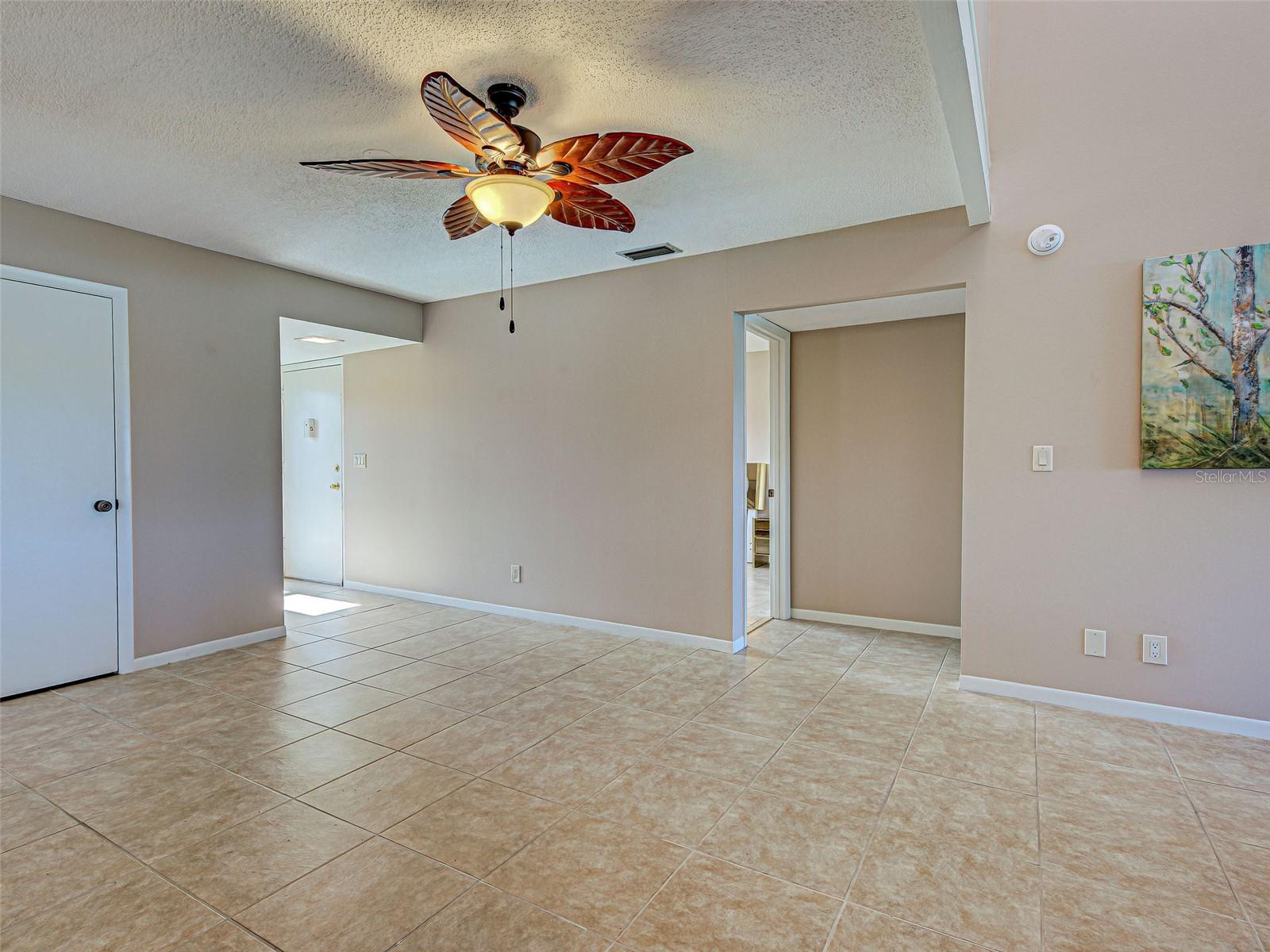 Image 19 of 75 For 990 Bird Bay Way 258