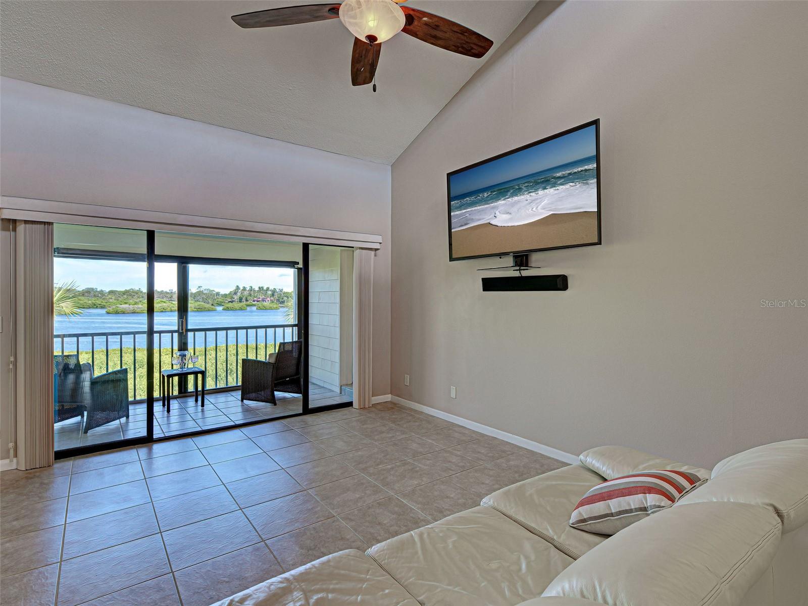 Image 22 of 75 For 990 Bird Bay Way 258