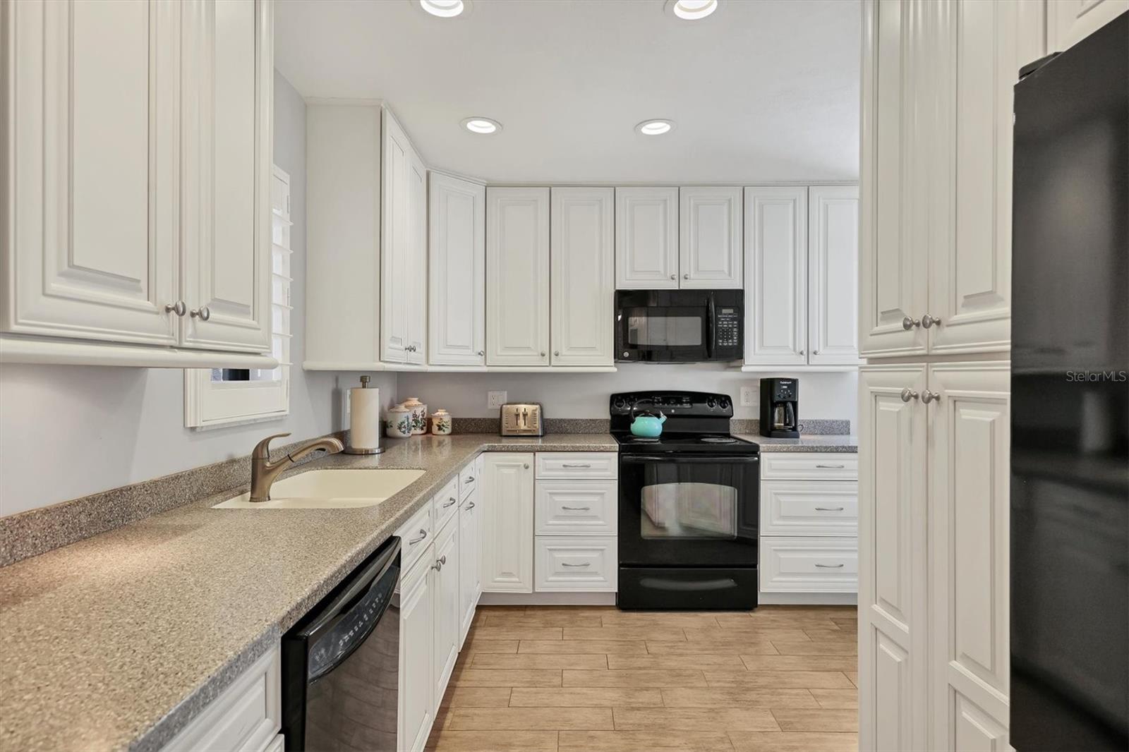 Image 11 of 42 For 822 Capri Isles Boulevard 210