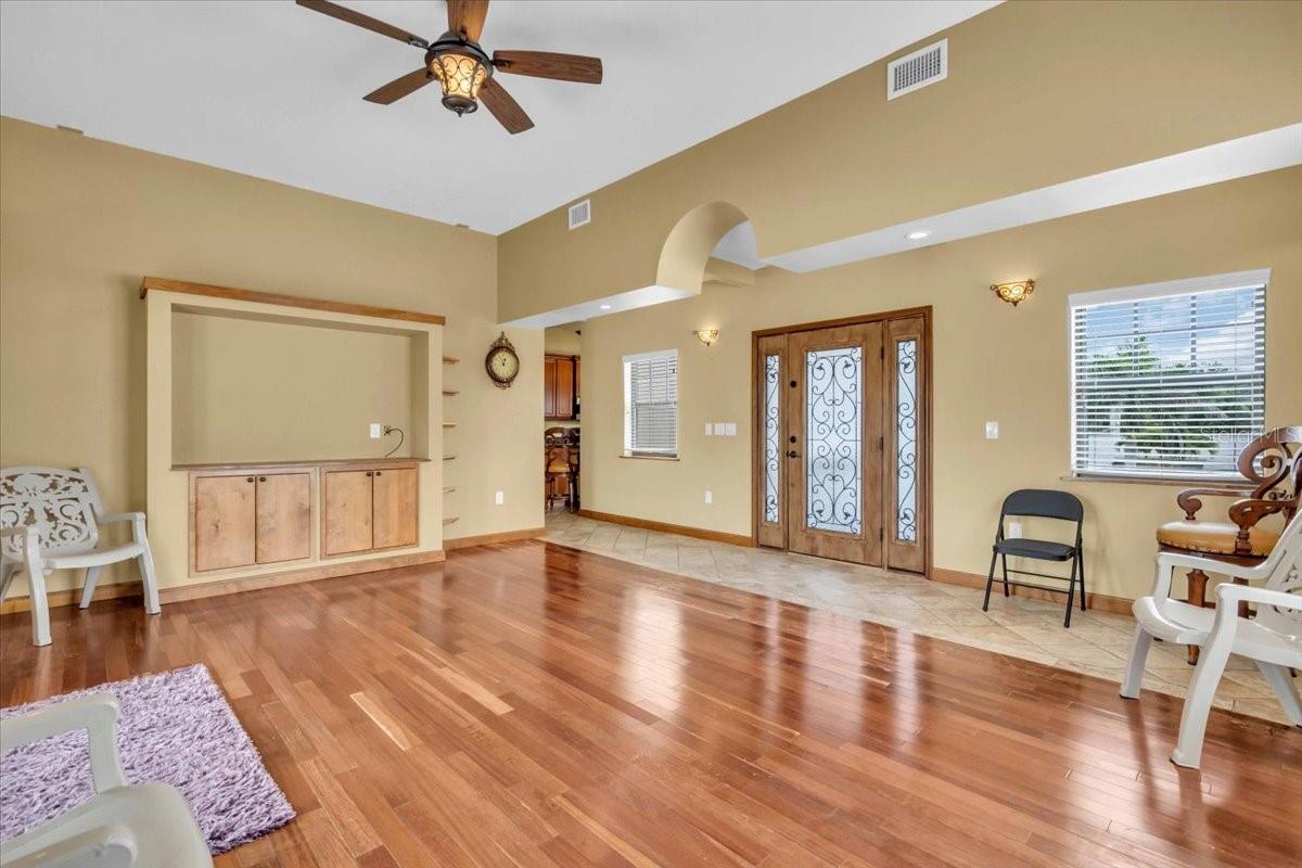 Image 15 of 67 For 302 Colonia Lane W