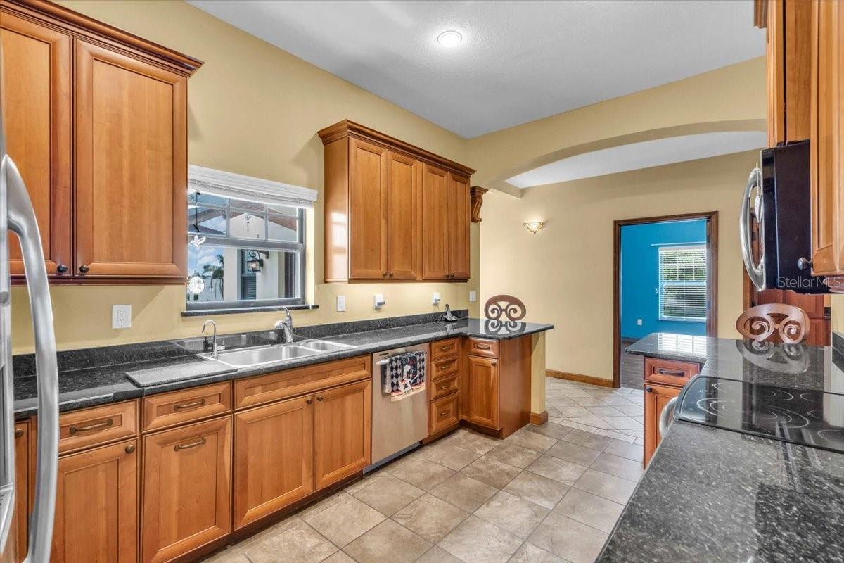 Image 18 of 67 For 302 Colonia Lane W