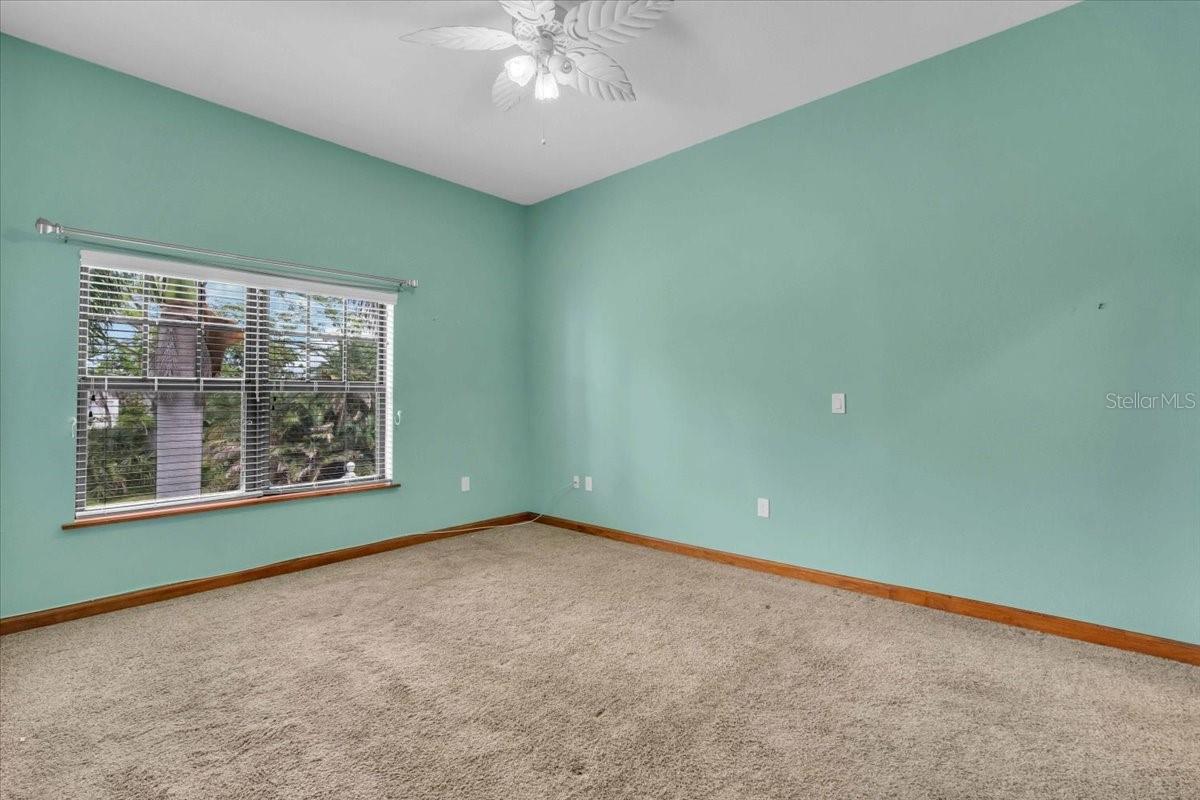 Image 24 of 67 For 302 Colonia Lane W