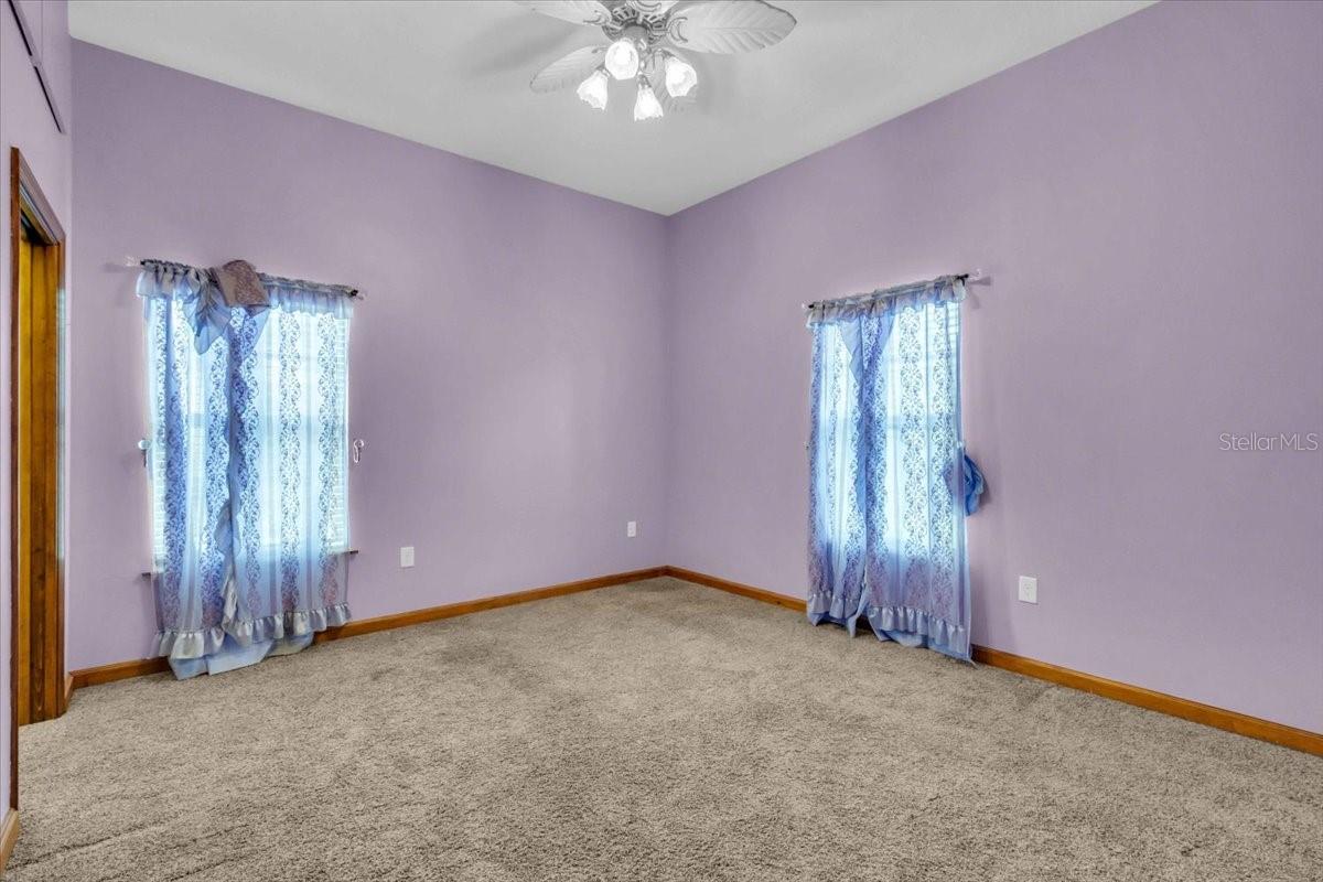 Image 32 of 67 For 302 Colonia Lane W