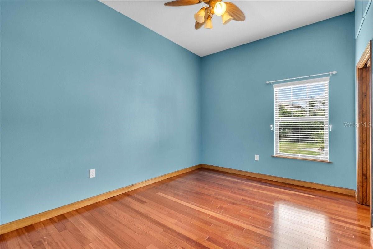 Image 36 of 67 For 302 Colonia Lane W