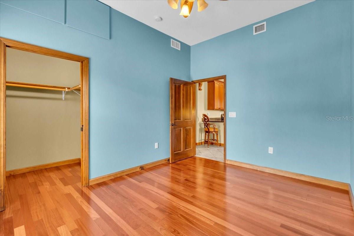 Image 37 of 67 For 302 Colonia Lane W
