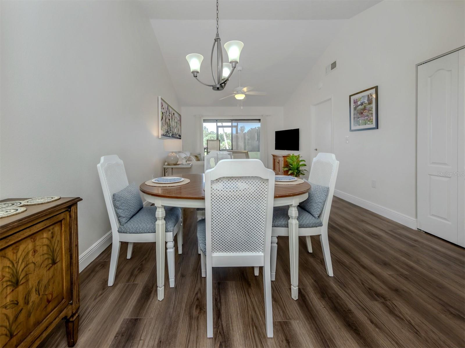 Image 15 of 57 For 929 Capri Isles Boulevard 27