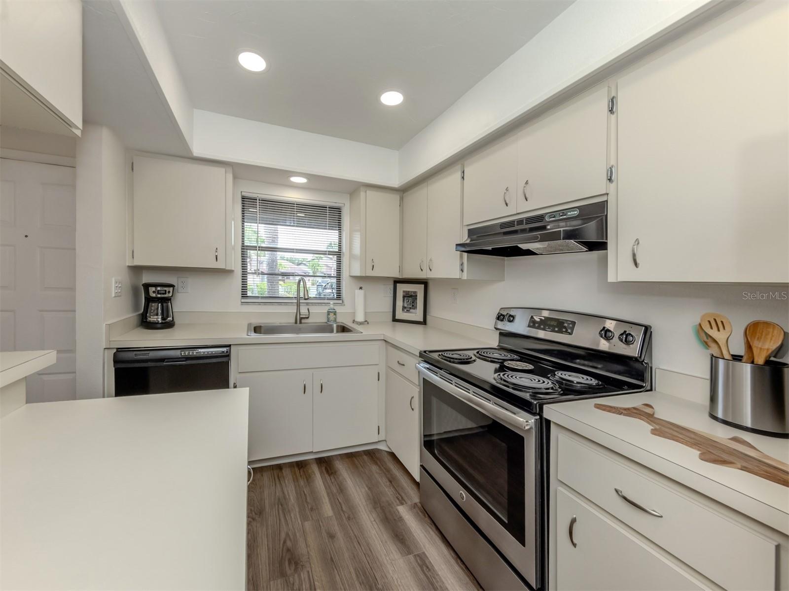 Image 21 of 57 For 929 Capri Isles Boulevard 27