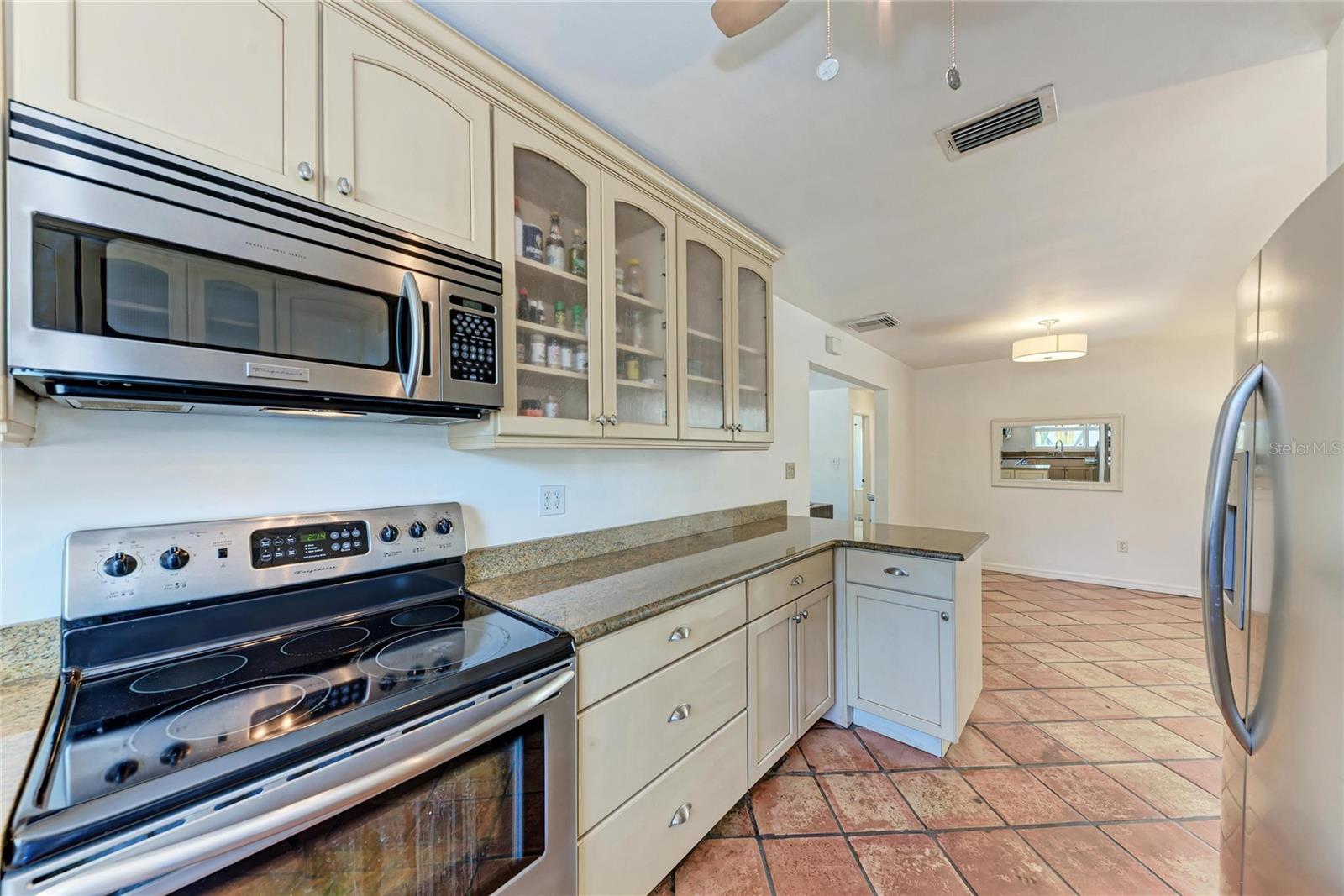 Image 15 of 91 For 2998 Michigan Street