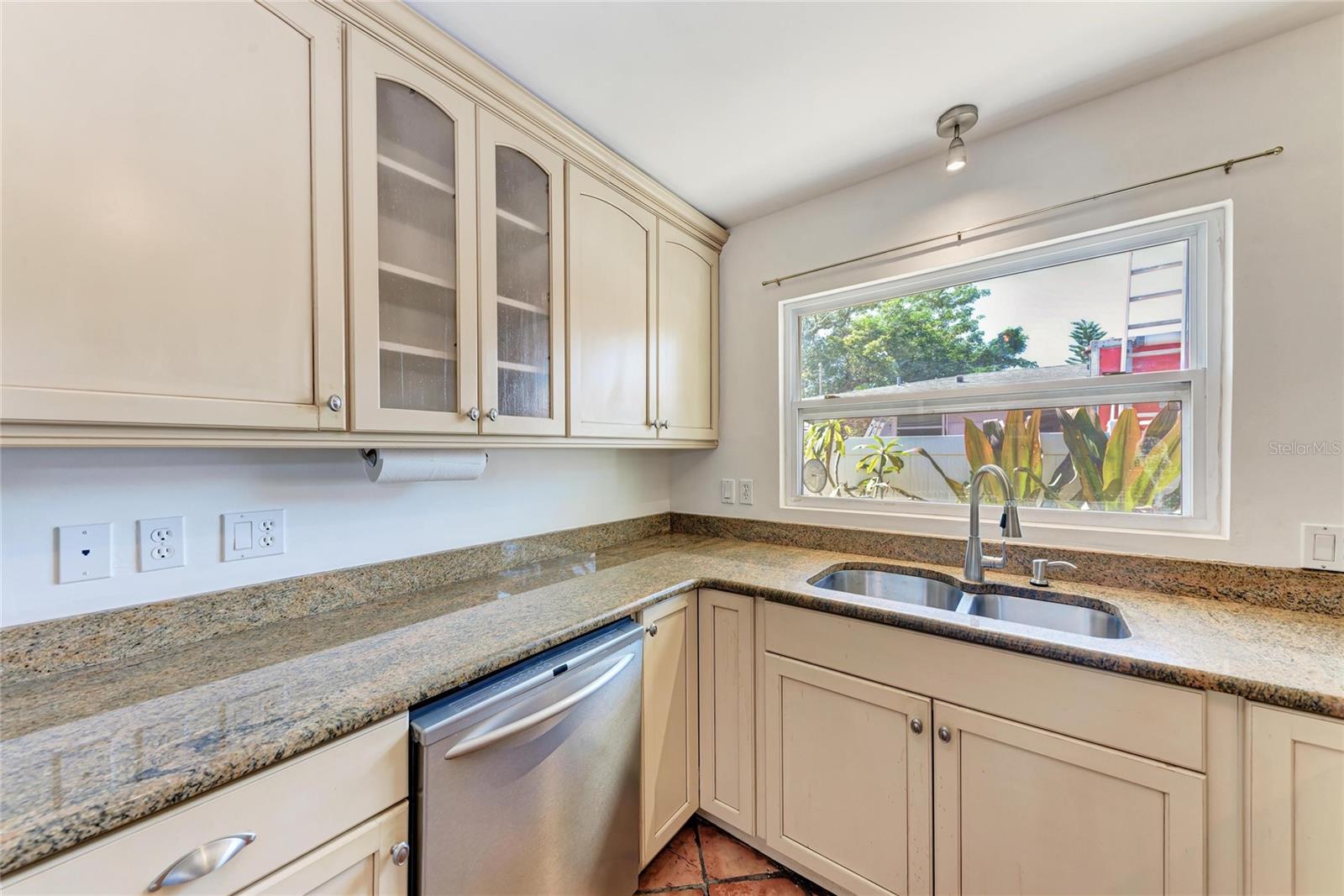 Image 16 of 91 For 2998 Michigan Street