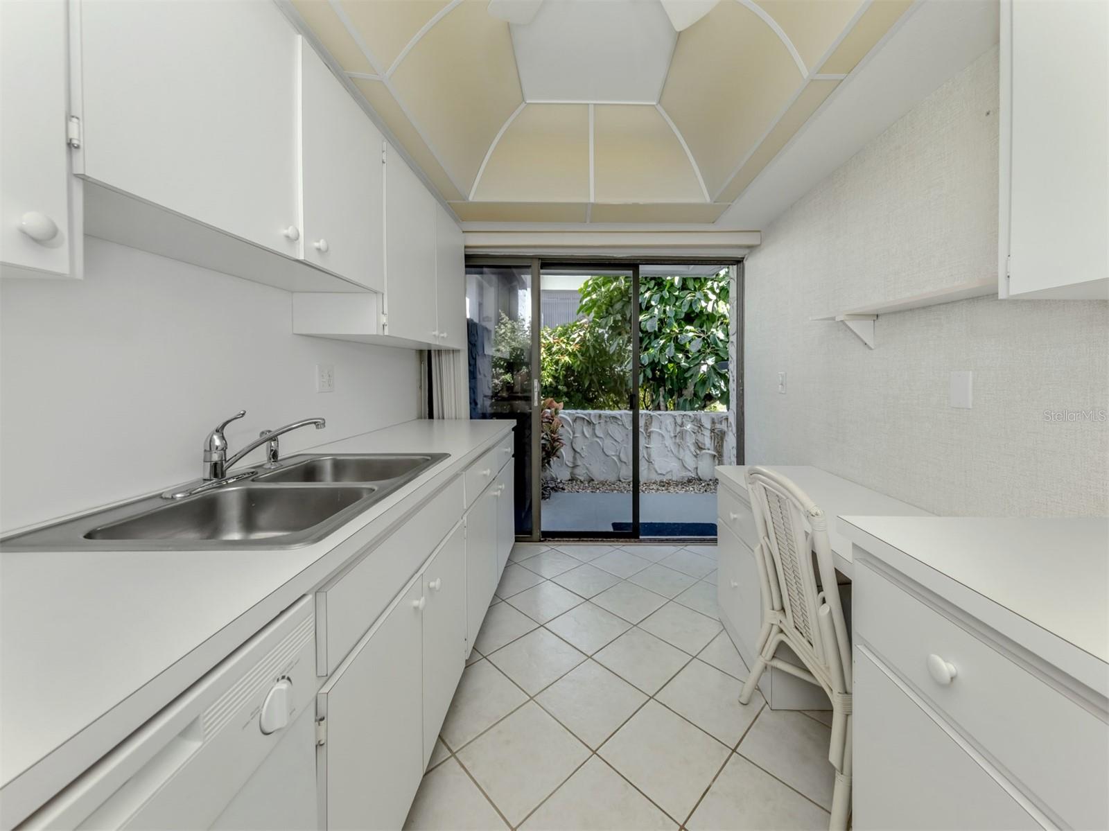 Image 20 of 56 For 1555 Tarpon Center Drive 131