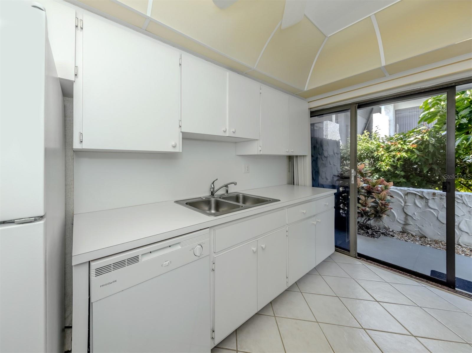 Image 21 of 56 For 1555 Tarpon Center Drive 131