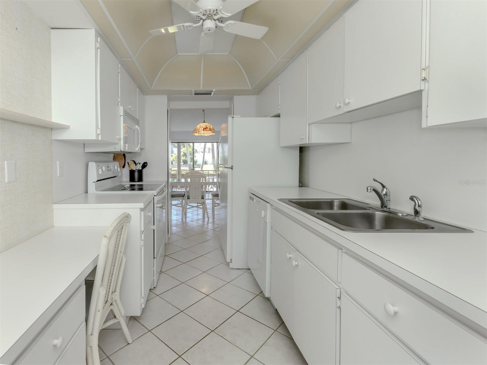 Image 23 of 56 For 1555 Tarpon Center Drive 131