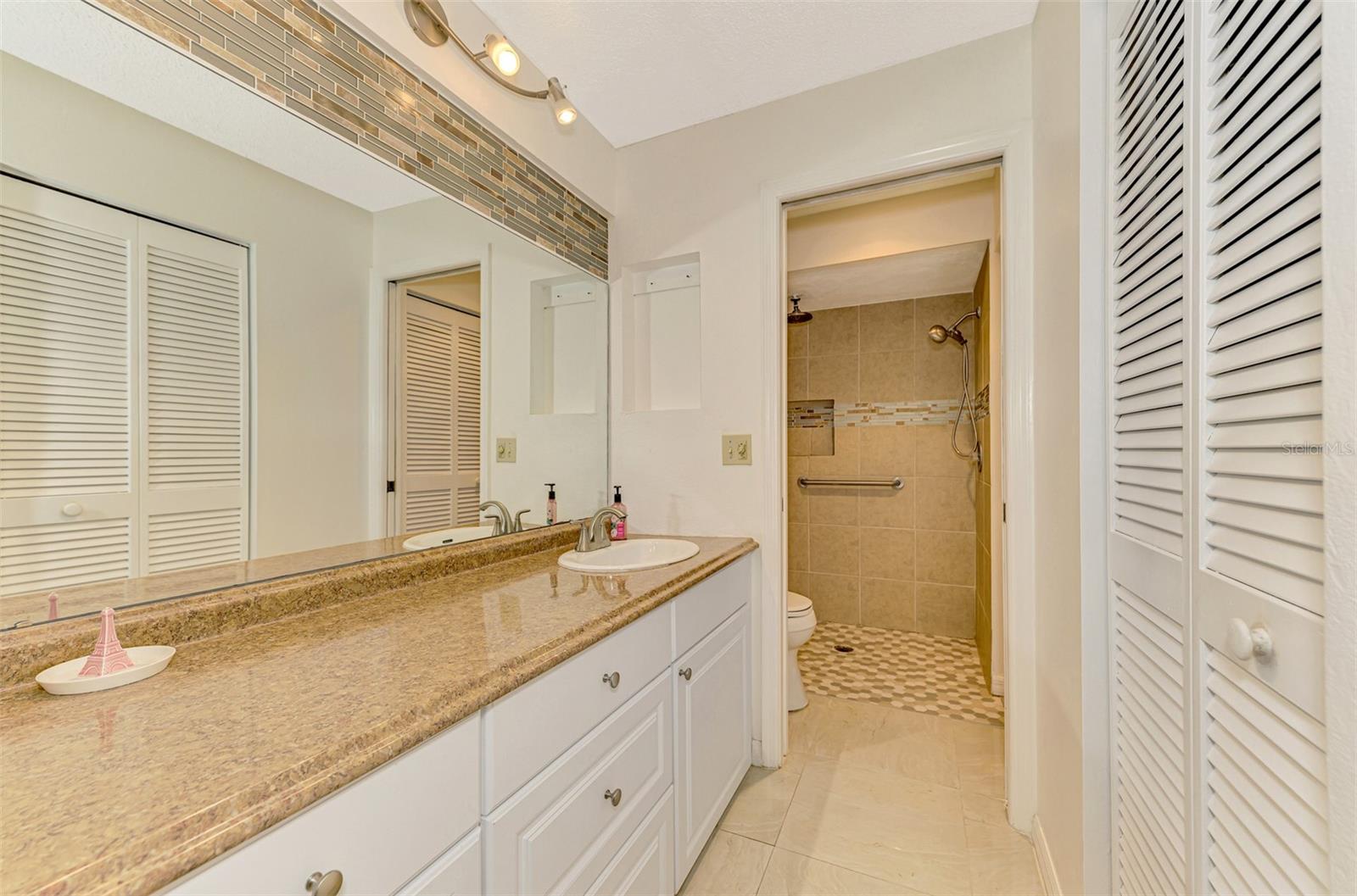 Image 14 of 26 For 4765 Oak Forest Drive W 47