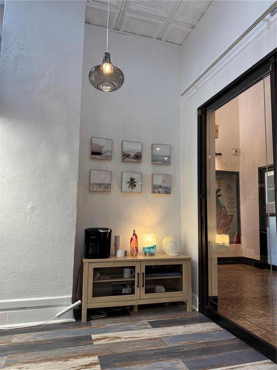 Image 3 of 8 For 220 Tampa Avenue W 9a