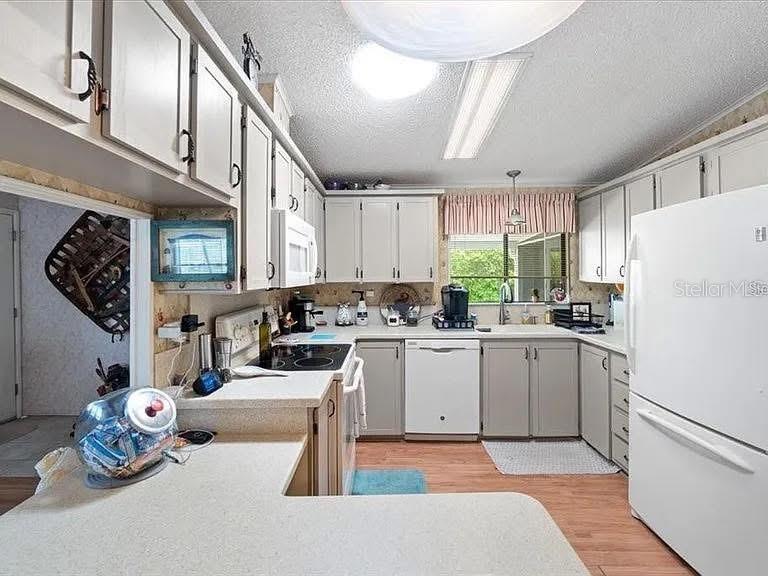 Image 18 of 45 For 121 Bermuda Way