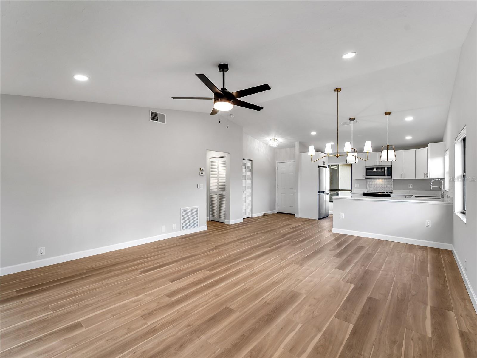 Image 11 of 48 For 1711 Curry Avenue 82